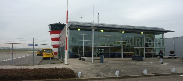 Vliegveld Lelystad met Janneke S op achtergrond